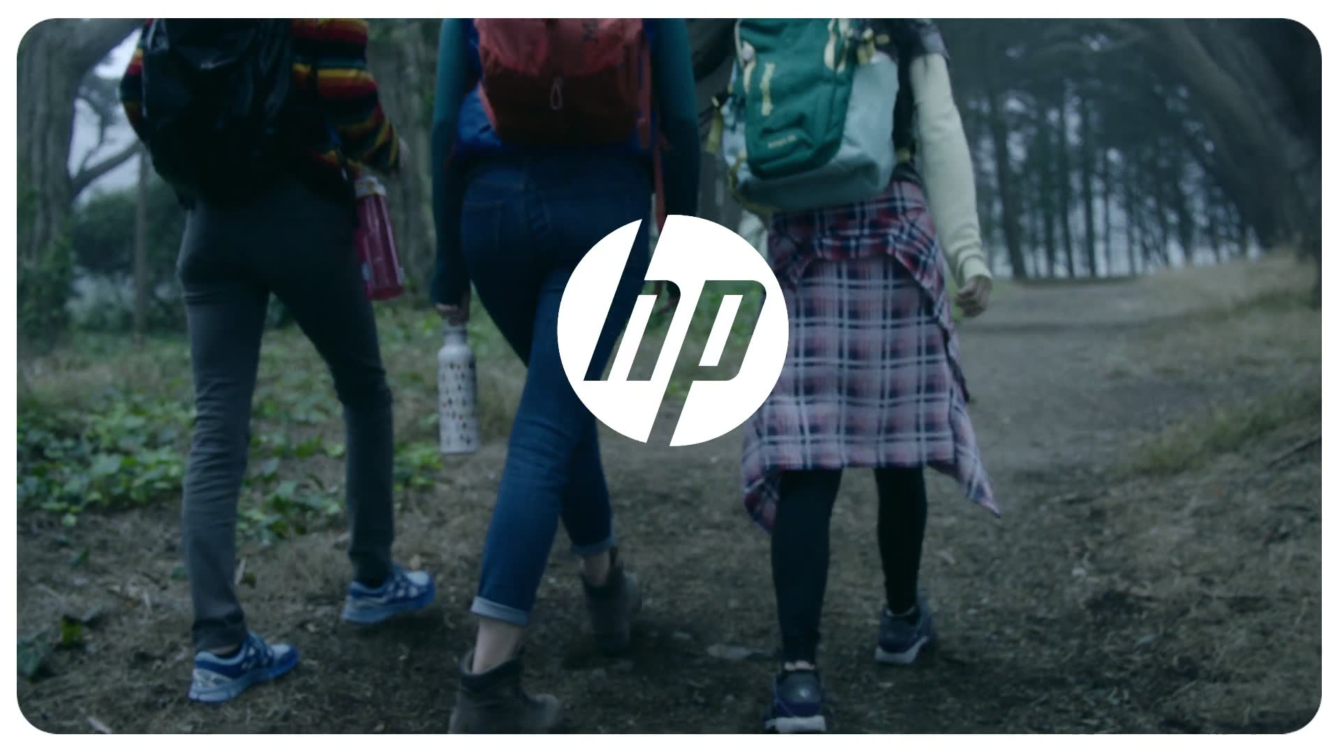 Still uit HP Sprocket campagne met wandelaars in bos